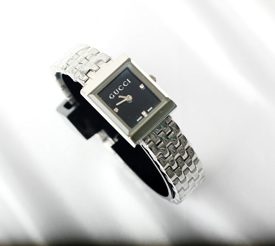 구찌 이보영 사각 블랙 시계