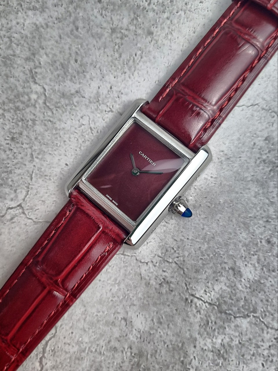 까르띠에 탱크 루이 버건디 시계
