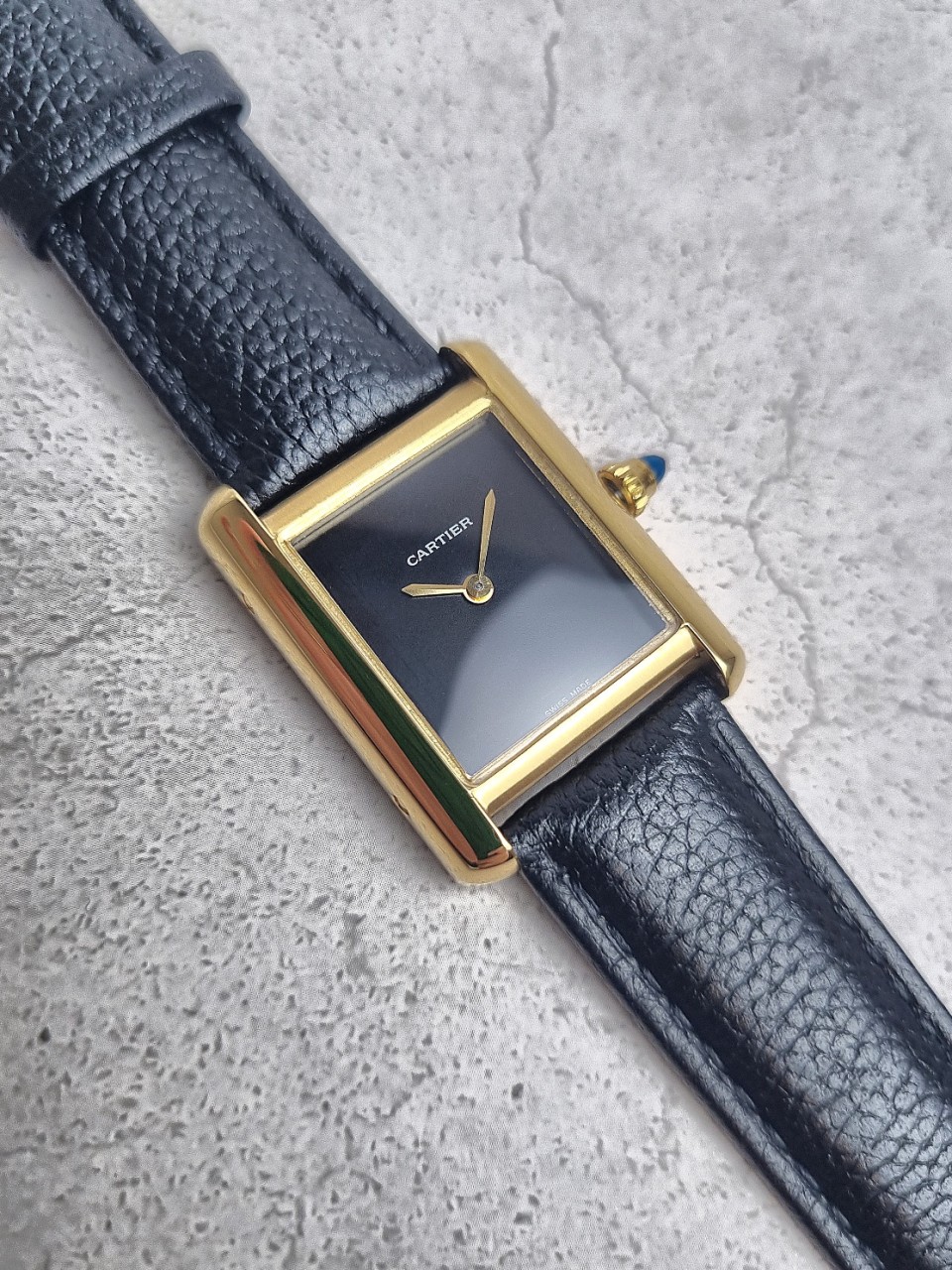 까르띠에 탱크 루이 블랙 다이얼 옐로우 골드 시계