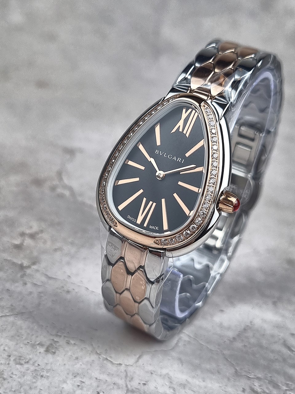 불가리 세르펜티 세두토리 워치 블랙 다이얼 콤비 다이아 시계