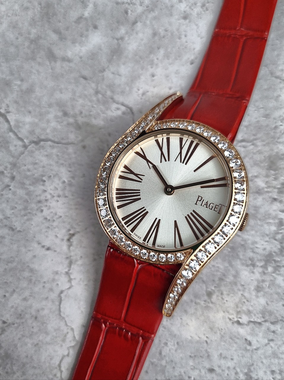 피아제 라임라이트 갈라 화이트 다이얼 레드 스트랩 시계