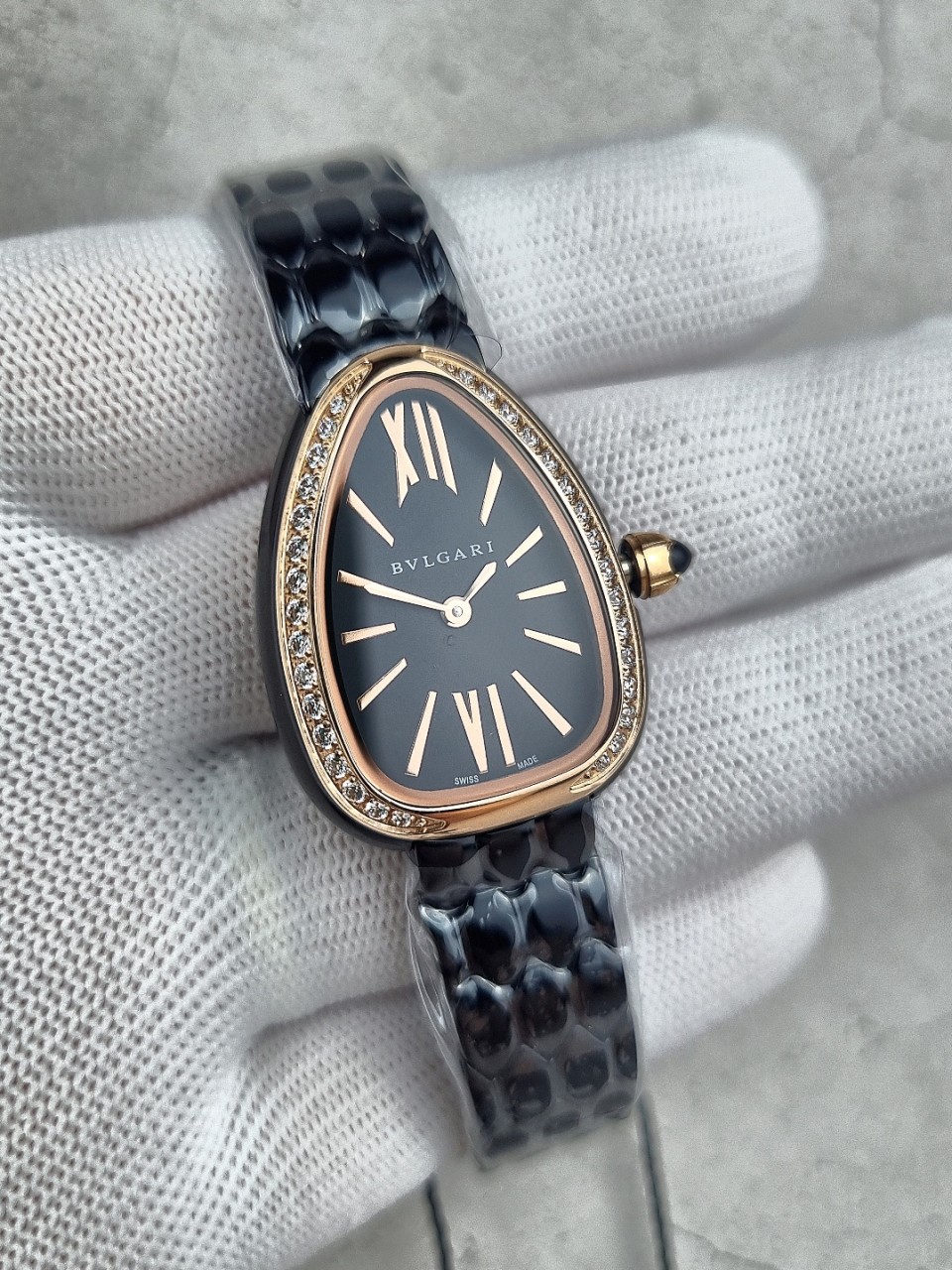 불가리 세르펜티 세두토리 워치 로즈골드 블랙 다이얼 다이아 블랙줄 시계