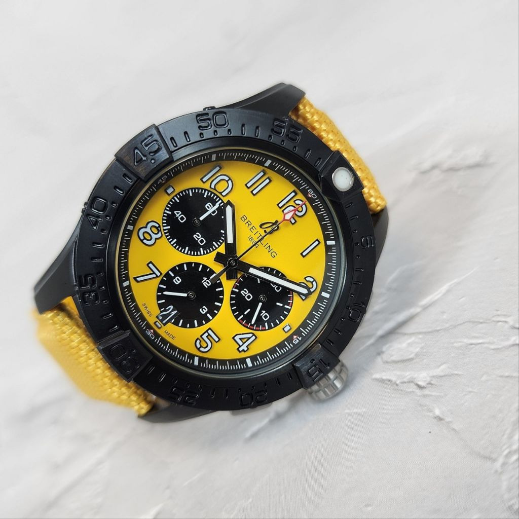 브라이틀링 어벤져 B01 옐로우 다이얼 시계