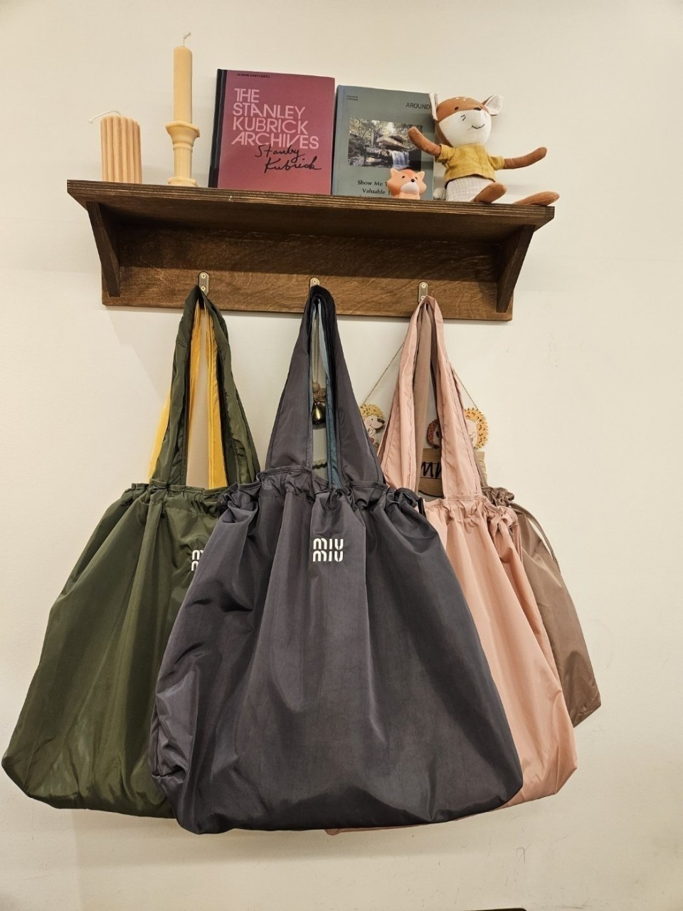 미우미우 자수 숄더 에코백 (가방)