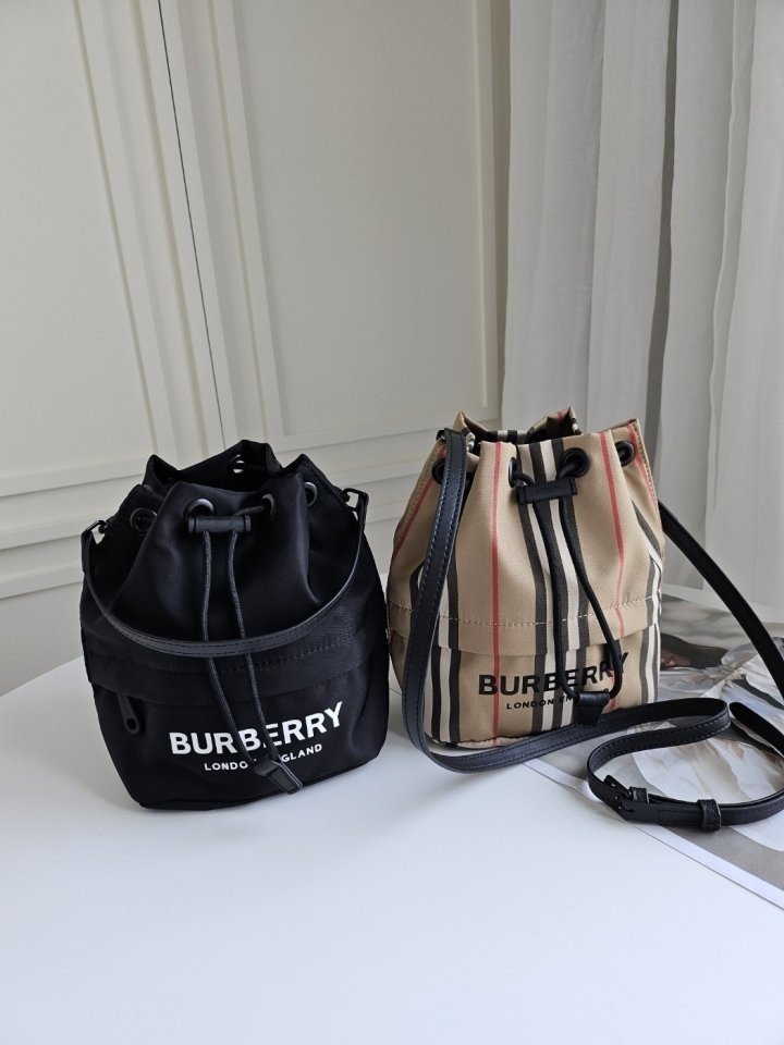 버버리 포이베 버킷백 (가방)