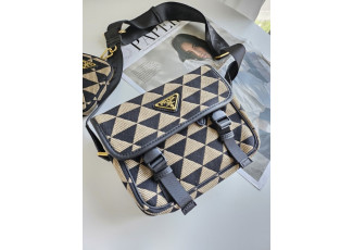 프라다 심볼 메신저백 (가방)