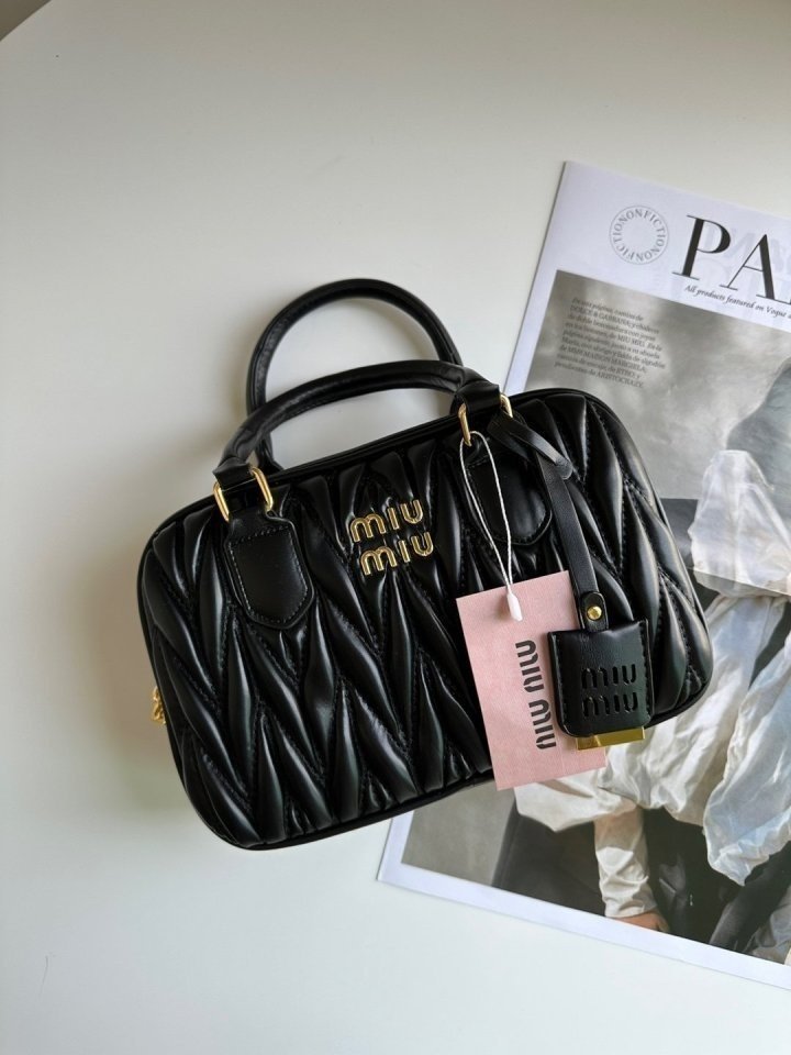 미우미우 마테라세 탑핸들백 (가방)