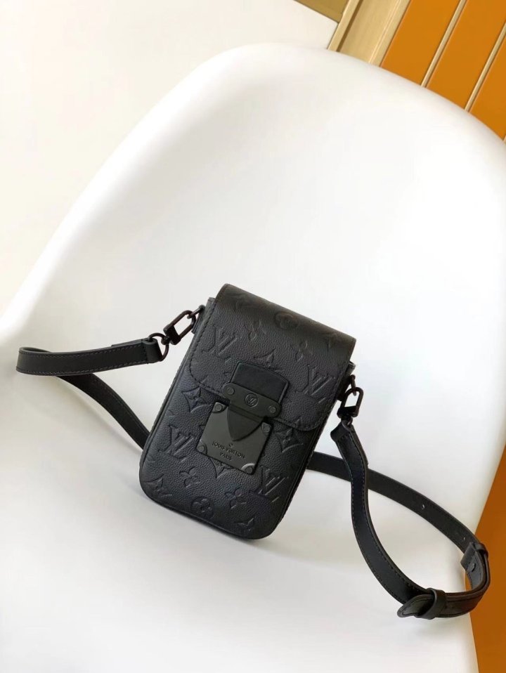 루이비통 버티컬 웨어러블 크로스백 (가방)