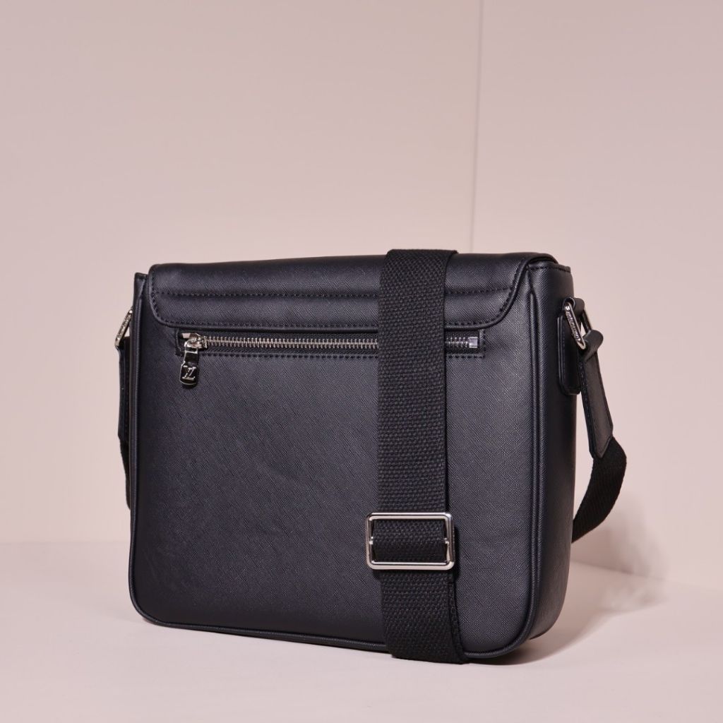 루이비통 디스트릭스 PM 타이가 블랙 크로스백 (가방)