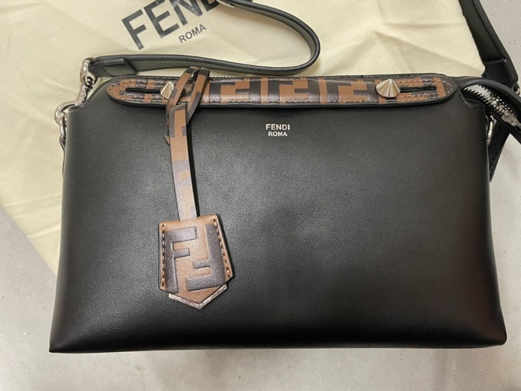 펜디 바이더웨이 가방