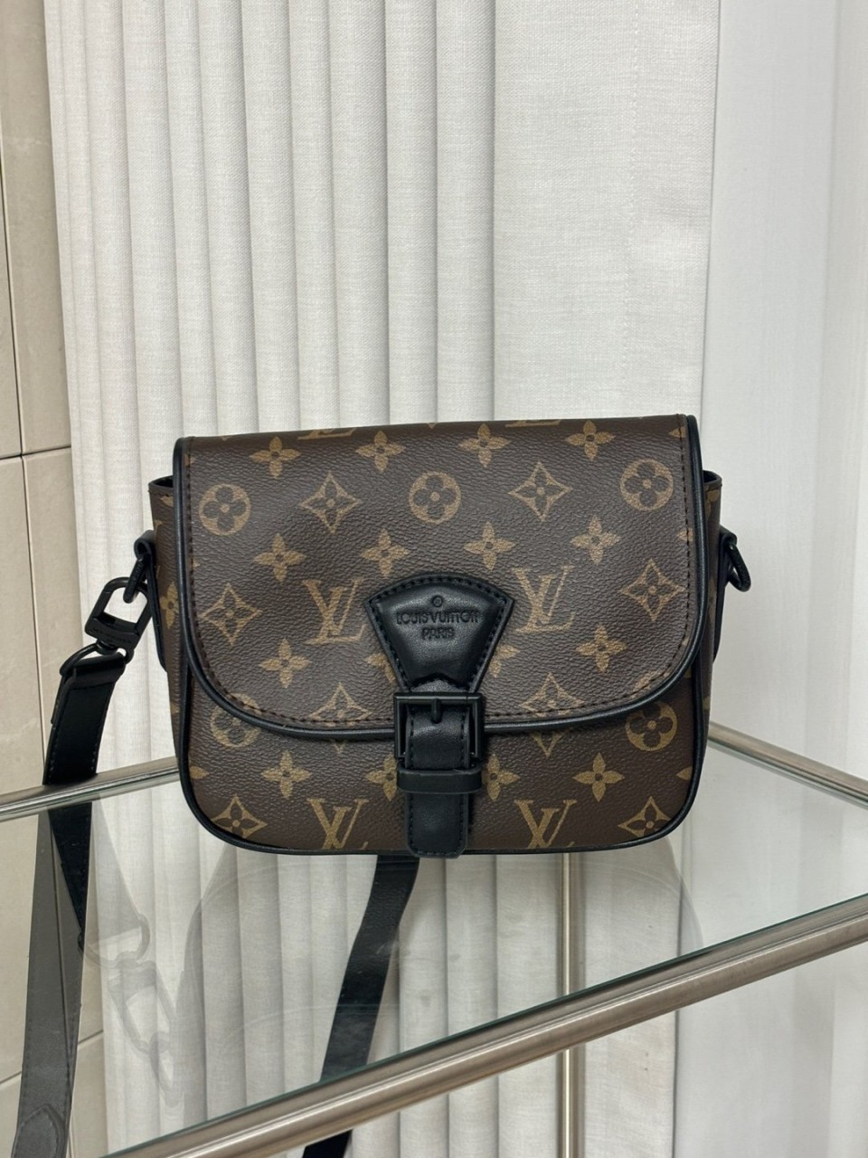 루이비통 몽수리 PM 메신저백 (가방)