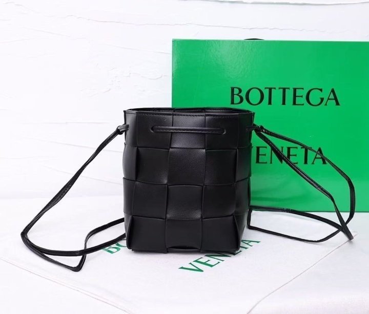 보테가베네타 카세트 블랙 버킷백 (가방)