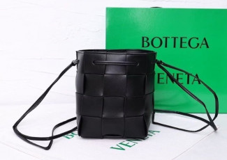 보테가베네타 카세트 블랙 버킷백 (가방)