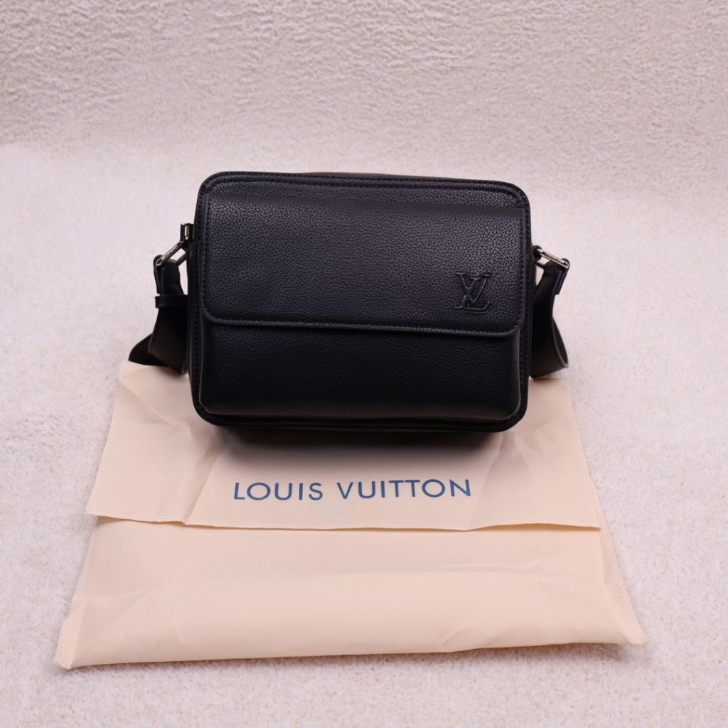 루이비통 보딩 메신저백 블랙 (가방)