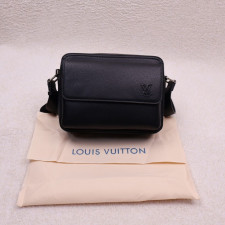 루이비통 보딩 메신저백 블랙 (가방)