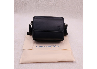 루이비통 보딩 메신저백 블랙 (가방)