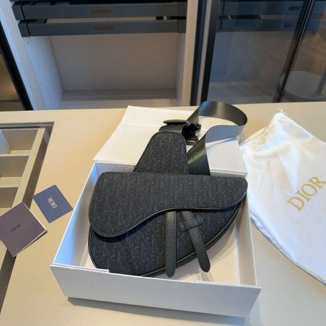 디올 자카드 옴므 새들백 블랙 (가방)