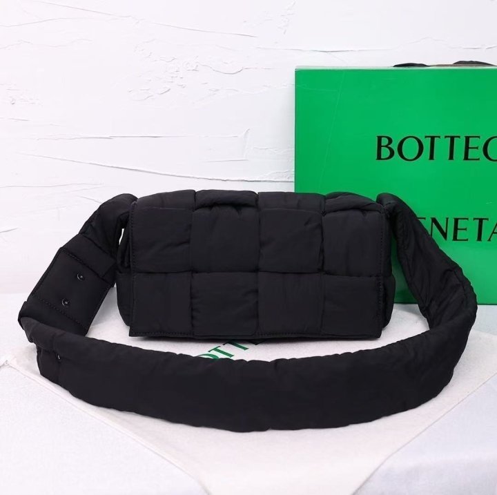 보테가베네타 패티드 카세트백 (가방)