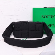 보테가베네타 패티드 카세트백 (가방)