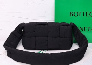 보테가베네타 패티드 카세트백 (가방)