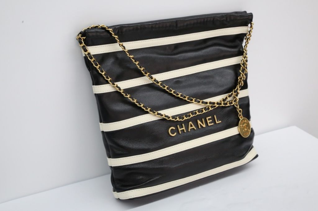 샤넬 블랙 & 골드 뉴 컬러 22백 (가방)