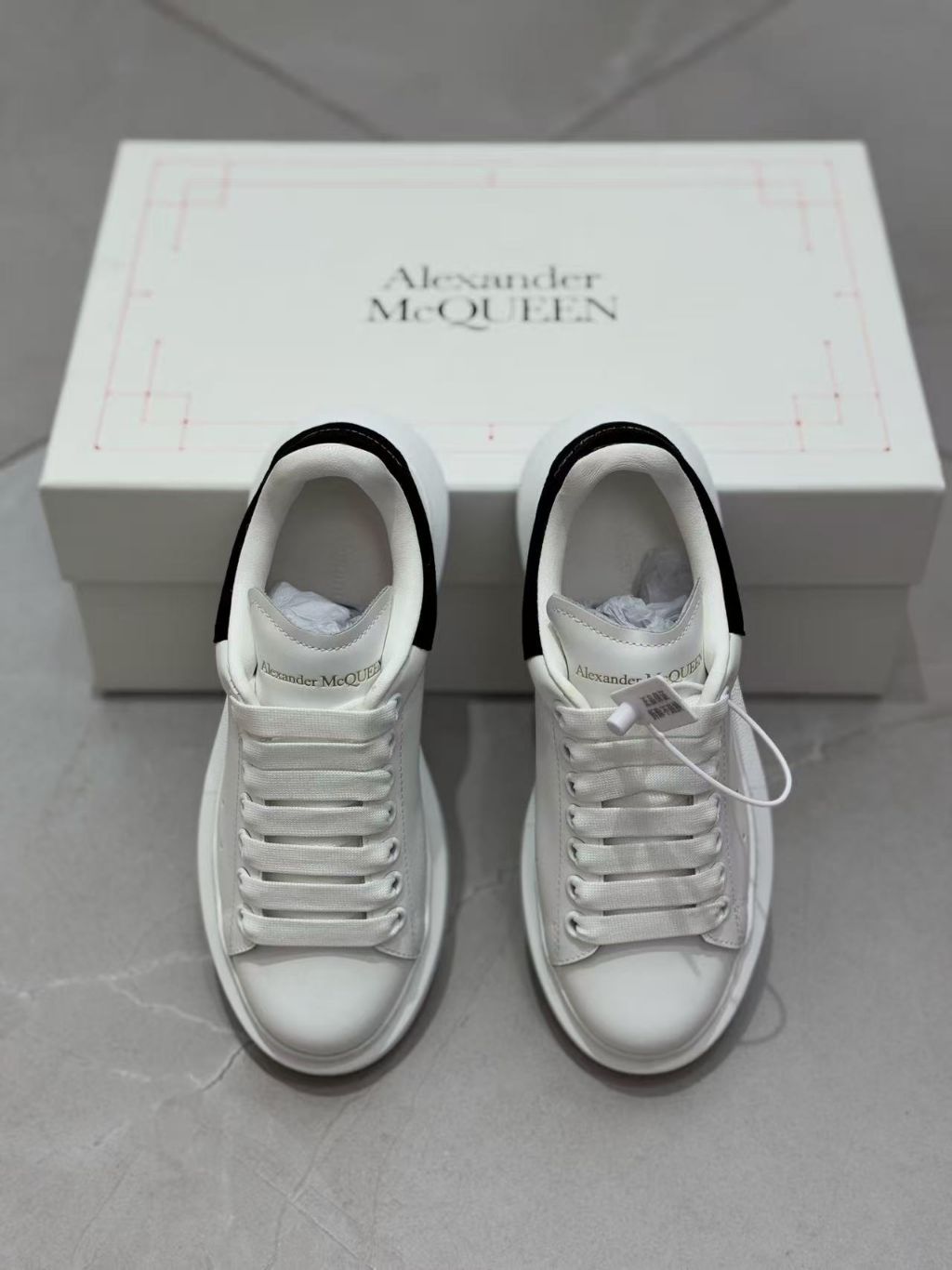 알렉산더 맥퀸 LEX01 오버 사이즈 화이트 블랙 스니커즈 (신발)