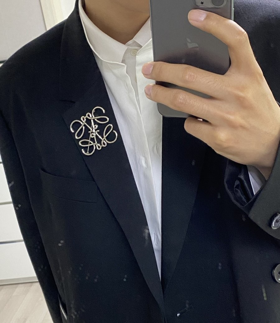 로에베 브로치 뱃지