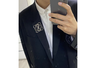 로에베 브로치 뱃지