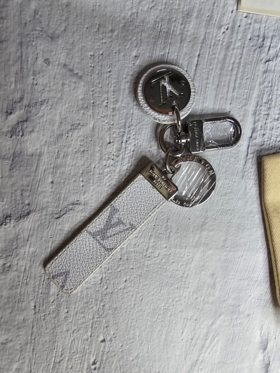 루이비통 네오클럽 백참 화이트 키링