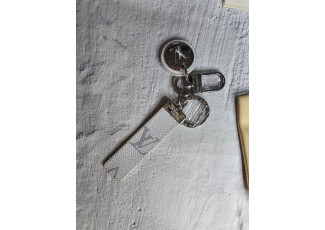 루이비통 네오클럽 백참 화이트 키링