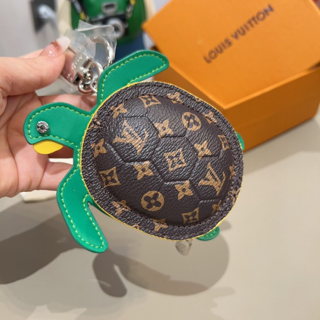 루이비통 KJ39 터틀 LV Turtle 파우치 백 참 키링