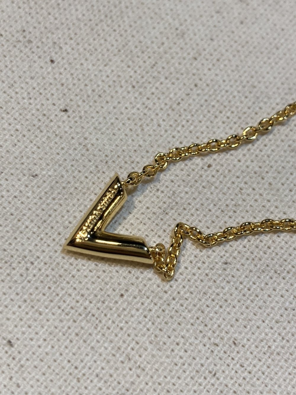 루이비통 V 목걸이