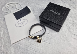프라다 가죽 팔찌