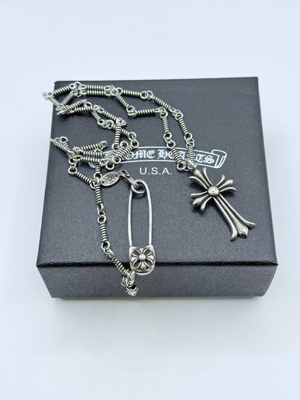 크롬하츠 ME11 세이프티 핀과 십자가 펜던트 목걸이