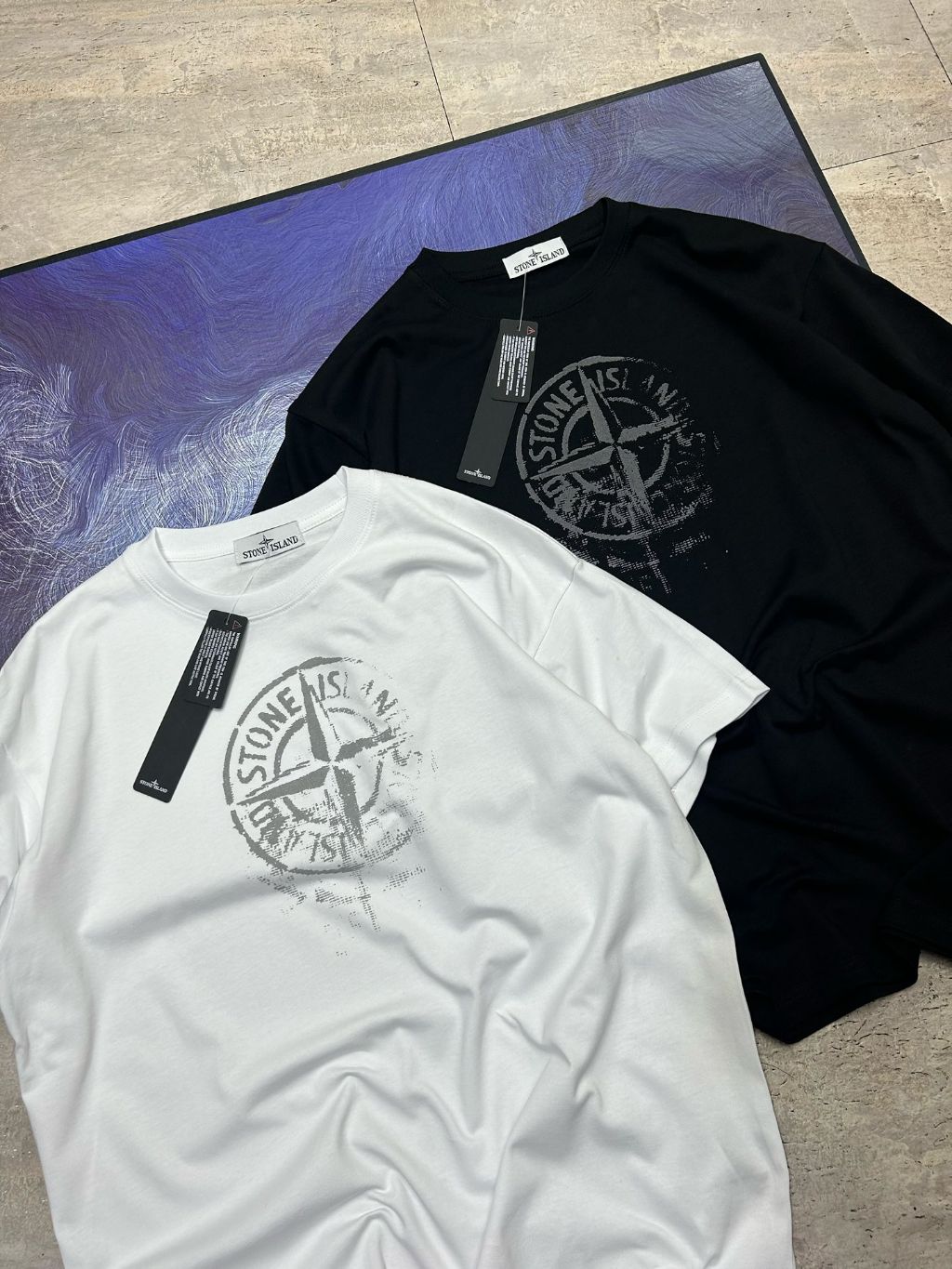 스톤아일랜드 솔리드 컬러 퍼지 로고 라운드넥 반팔티