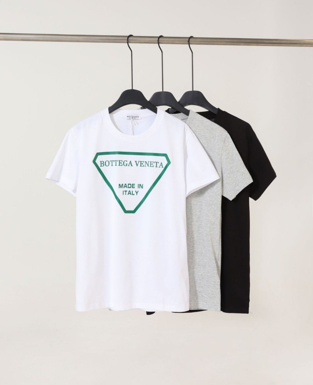 보테가베네타 삼각 로고 반팔티