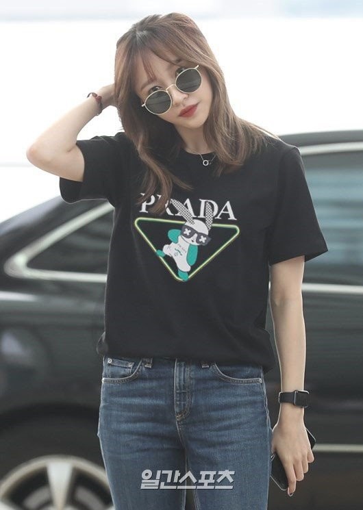 프라다 레빗 삼각 로고 반팔티