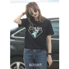 프라다 레빗 삼각 로고 반팔티