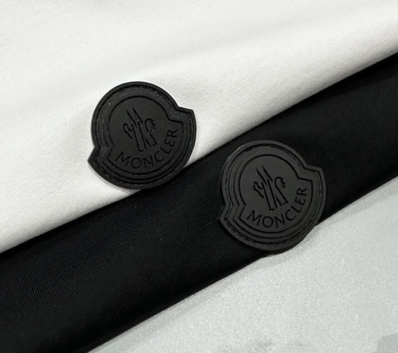 몽클레어 블랙 와펜 스몰 패치 반팔티