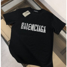 발렌시아가 크랙 디테일 레터링 반팔티