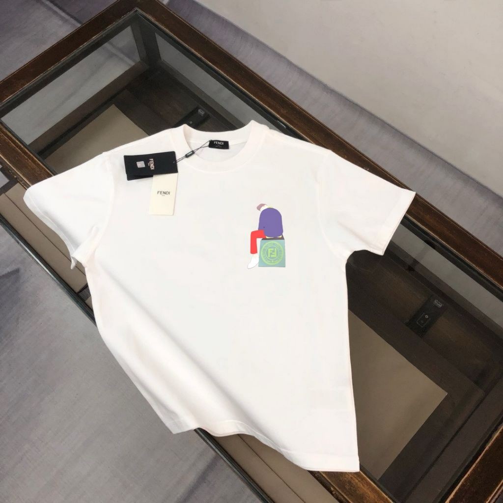 펜디 쉬는 남자 반팔티