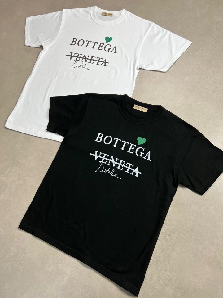 보테가베네타 레드 하트 레터링 반팔티