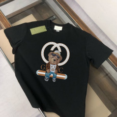 구찌 앉아있는 테디 베어 반팔티