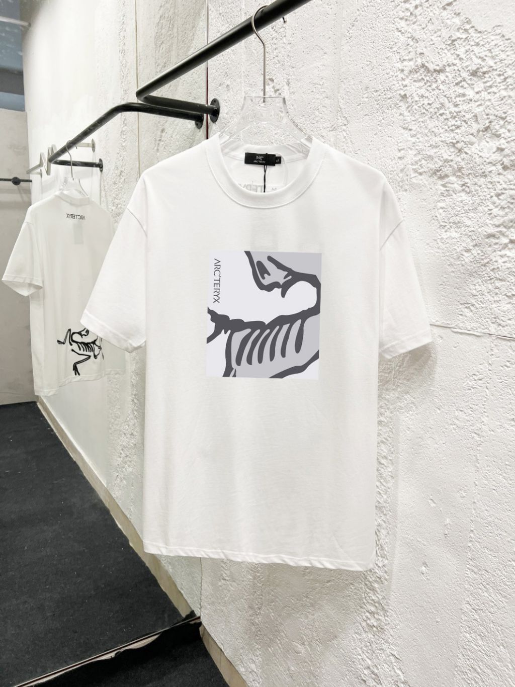 아크테릭스 스켈레타일 프린트 반팔티