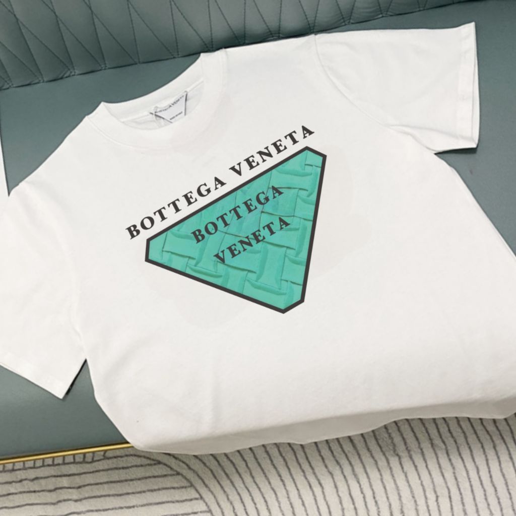 보테가베네타 배색 삼각 로고 반팔티