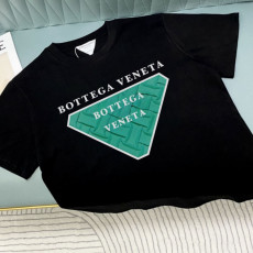 보테가베네타 배색 삼각 로고 반팔티