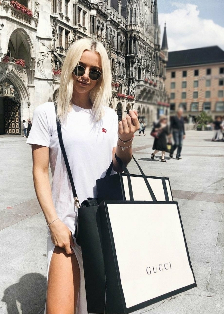 버버리 레드 자수 로고 반팔티