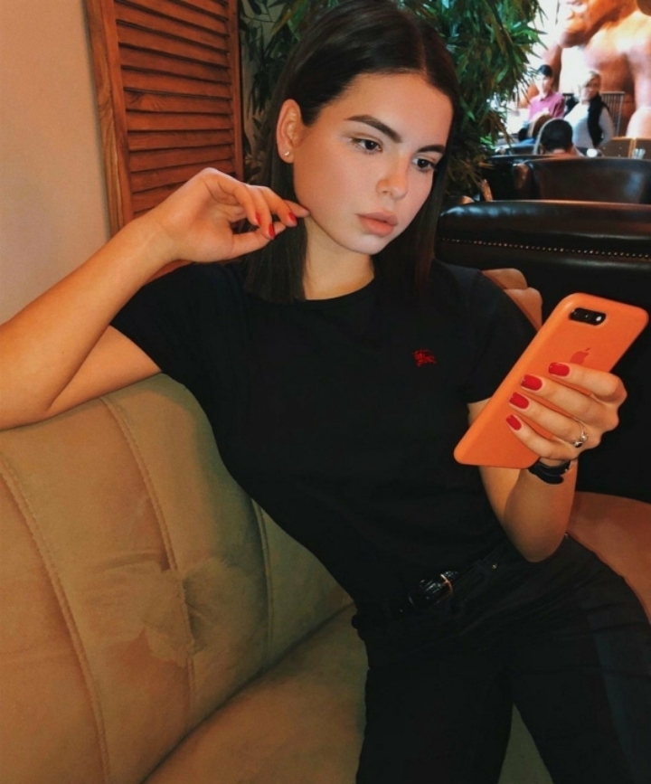 버버리 레드 자수 로고 반팔티