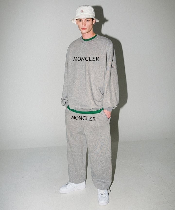 몽클레어 벨벳 로고 맨투맨