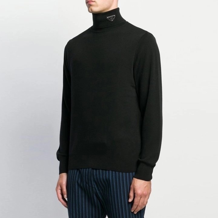 프라다 플레이트 터틀넥 니트